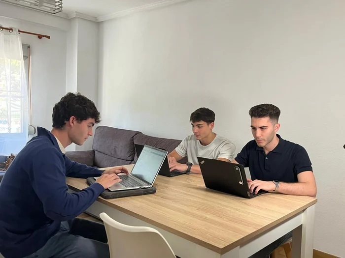 El equipo, trabajando